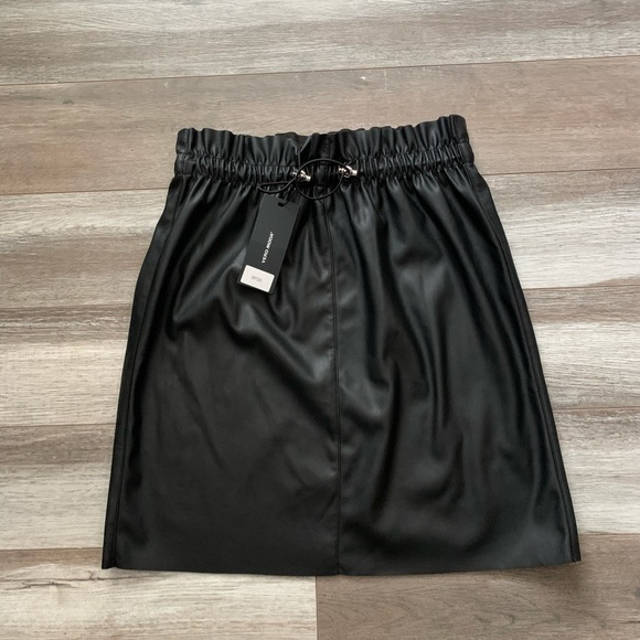 black faux-leather Vero Moda skirt. - Picture 3 of 3